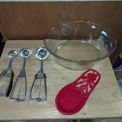 LARGE GLASS BOWL, 3 SIZES OF SCOOPS AND METAL SPOON REST