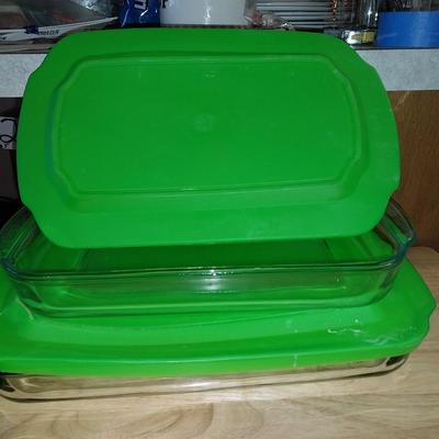 2 GLASS BAKING PANS WITH LIDS