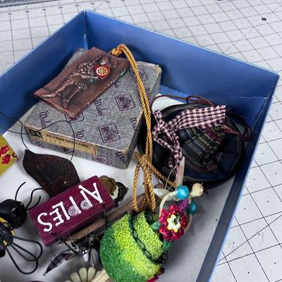 Tray of Vintage Collectibles