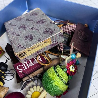 Tray of Vintage Collectibles