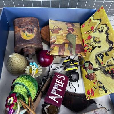 Tray of Vintage Collectibles
