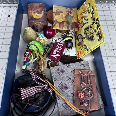 Tray of Vintage Collectibles