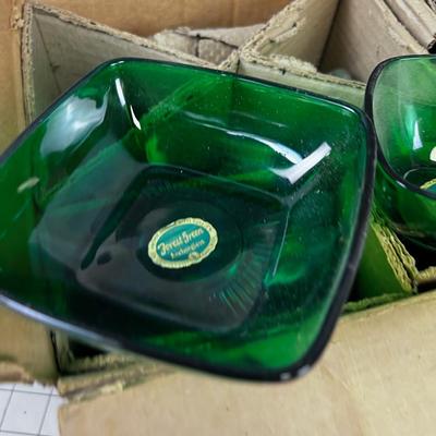 4 Piece Place Serving.16 Pieces Total  GREEN Anchor Hocking NEW CHARM PATTERN 