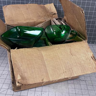 4 Piece Place Serving.16 Pieces Total  GREEN Anchor Hocking NEW CHARM PATTERN 