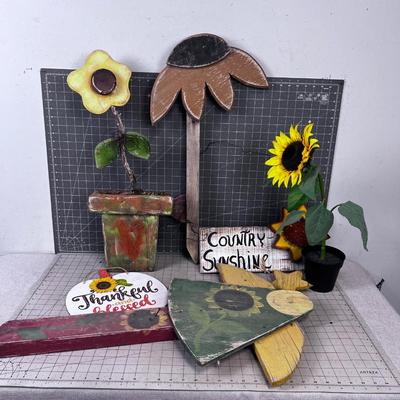 Country-ish DÃ©cor Sunflowers 
