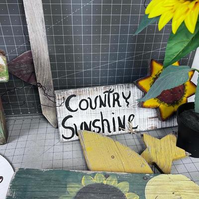 Country-ish DÃ©cor Sunflowers 