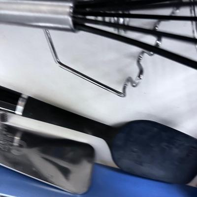 Tray of Kitchen UTENSILS, Like NEW 
