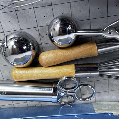 Tray of Kitchen UTENSILS, Like NEW 