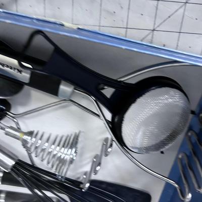 Tray of Kitchen UTENSILS, Like NEW 