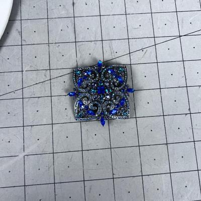 Joan Rivers Sparkly Blue Broch