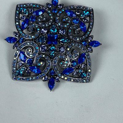 Joan Rivers Sparkly Blue Broch