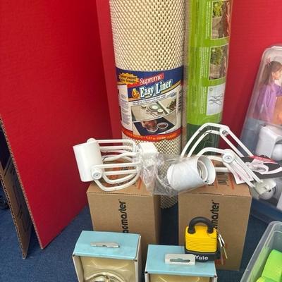 Lot 868 variety of household items