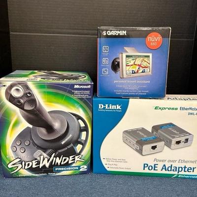 Lot 907 computer / electronic items