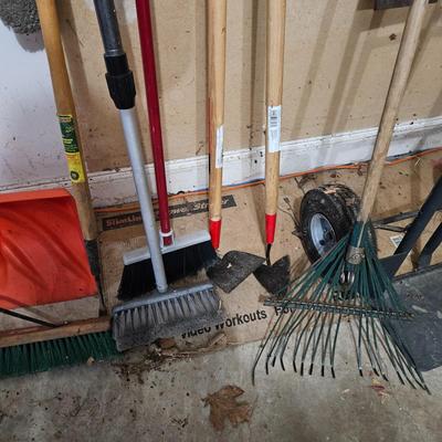 Black&Decker Hedge Trimmer, Hand Truck and Yard Tools (G-DW)