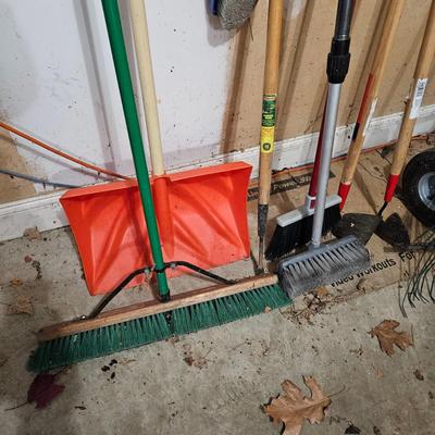 Black&Decker Hedge Trimmer, Hand Truck and Yard Tools (G-DW)