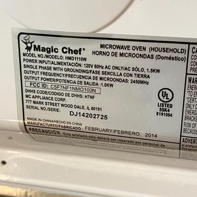 MAGIC CHEF ~ Microwave Oven ~ *Read Details