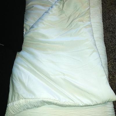 QUENN SIZE COMFORTER, TWO BED PILLOWS AND THROW PILLOWS