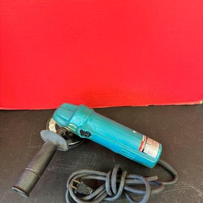 Lot 923 makita palm sander with disc grinder and extension cord