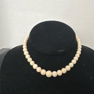Lot 1016 vintage necklaces