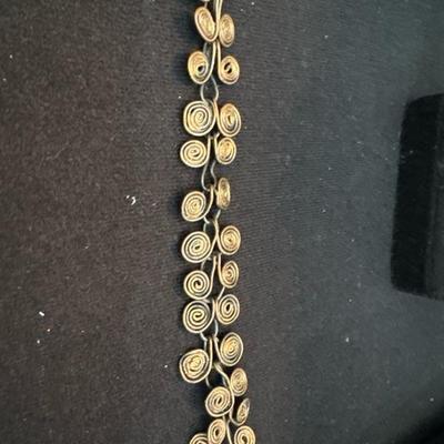 Lot 1020 vintage black onyx and green glaass bead necklace