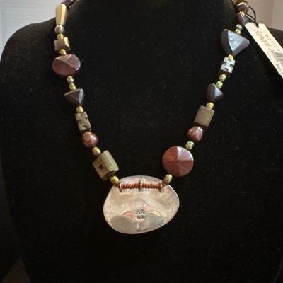 Lot 28 vintage camenae necklace