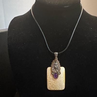 Lot 1033 necklaces
