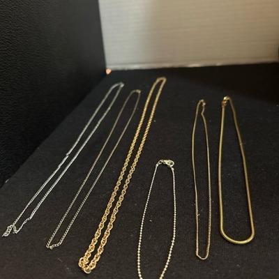 Lot 1035 variety of necklaces / chains