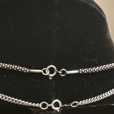 Lot 1040 chains marked 925