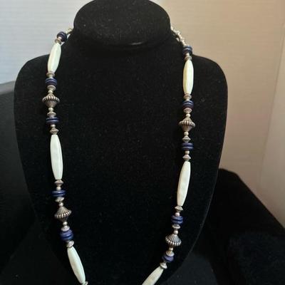 Lot 1047 variety of necklaces