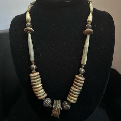 Lot 1047 variety of necklaces