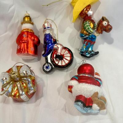 Lot of Vintage Christmas Ornaments.