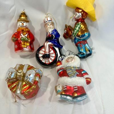 Lot of Vintage Christmas Ornaments.