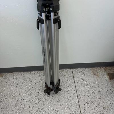 lot 1220 cst/berger tripods