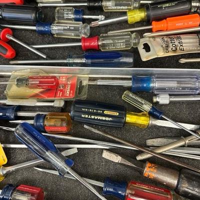 Lot 1233 variety of screwdrivers, including craftsman screwdrivers