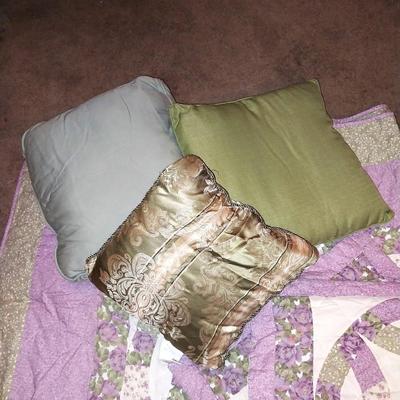 COMFORTER/MATCHING SHAMS AND THROW PILLOWS