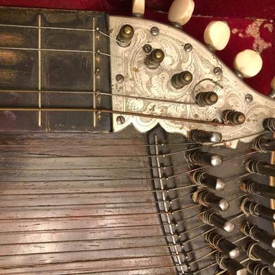 ANTIQUE MANDOLIN / ZITHER IN WOODEN CASE