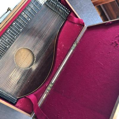 ANTIQUE MANDOLIN / ZITHER IN WOODEN CASE