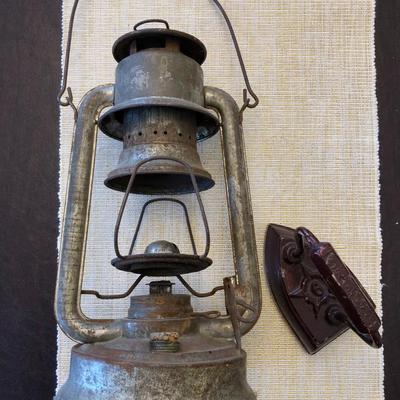 OLD LANTERN / CORDLESS IRON
