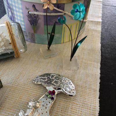 VARIOUS DÃ‰COR IN HAT BOX
