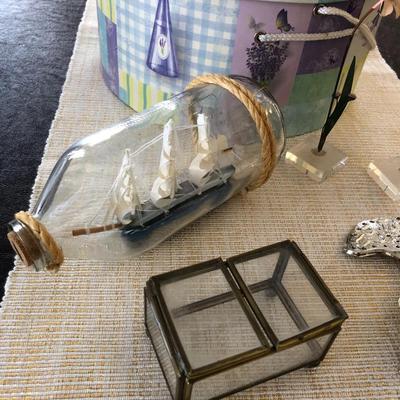 VARIOUS DÃ‰COR IN HAT BOX