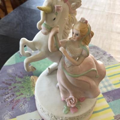VARIOUS DÃ‰COR IN HAT BOX