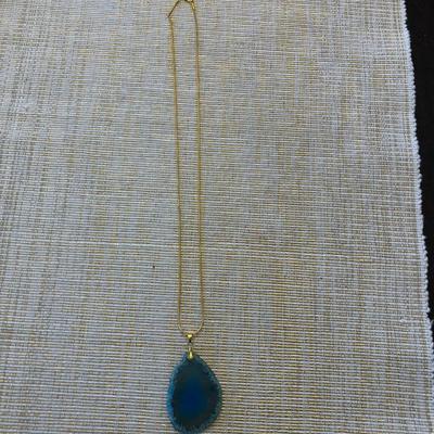 AGATE NECKLACE ON GOLDEN CHAIN