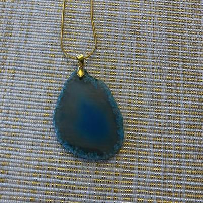 AGATE NECKLACE ON GOLDEN CHAIN