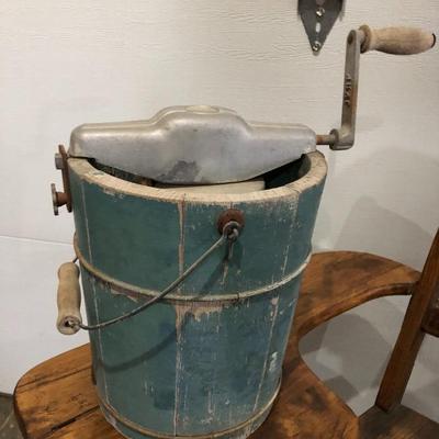 OLD FASHIONED ICE CREAM MACHINE