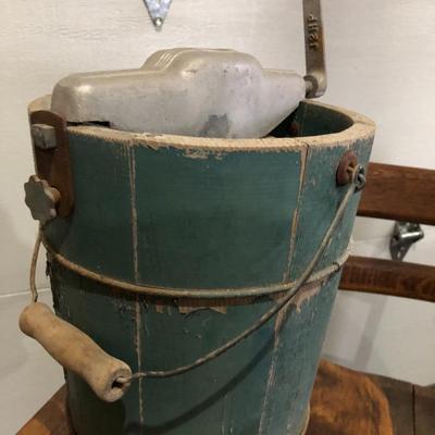 OLD FASHIONED ICE CREAM MACHINE