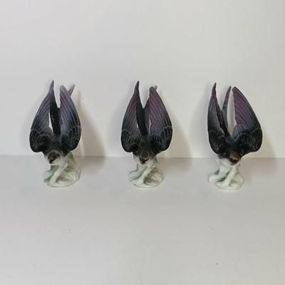 LOT16-O: Collection of Small Bird Figurines Including Stangl Wren and a Glass Owl 0ith 22K Detailing
