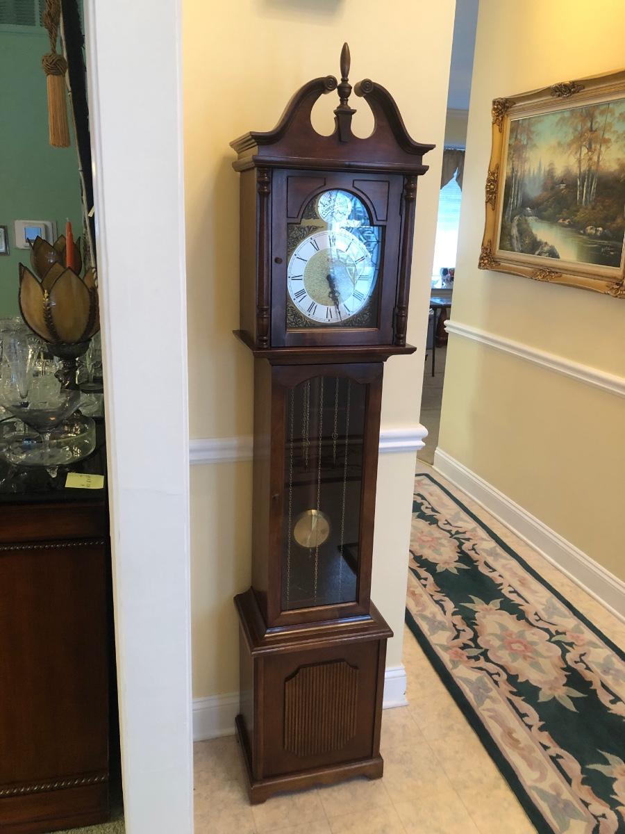 Lot 86l: Vintage Ridgeway Grandmother Clock W  Key 