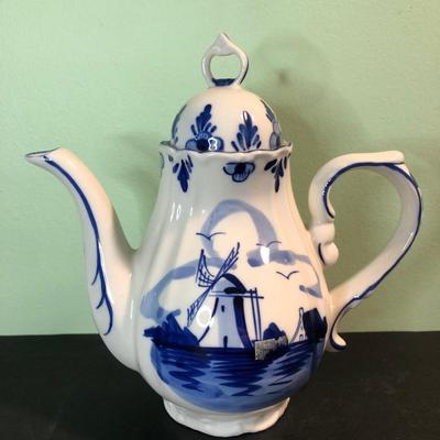 LOT 299FB: Vintage Holland Hand Painted Delfts Blue Teapot & Figurines