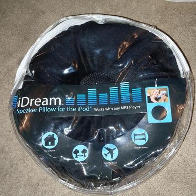 NIB COMPACT CD PLAYER AND SPEAKER PILLOW FOR IPOD