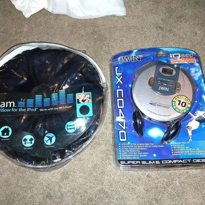 NIB COMPACT CD PLAYER AND SPEAKER PILLOW FOR IPOD